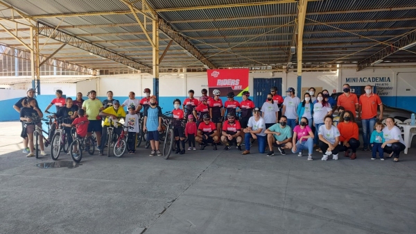 Participantes e mobilizadores do 1º Ecopedal de Pacaembu (Cedida).