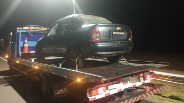 Carro foi recolhido ao pátio, após flagrante de condutor dirigindo sob efeito de bebida alcoólica e com CNH vencida (Divulgação/PM Rodoviária).