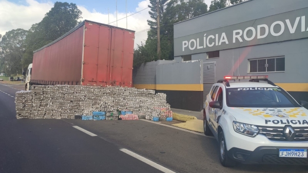 Carga de drogas localizada no caminhão pela Polícia Rodoviária (Divulgação/PM Rodoviária).