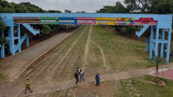 Passarela recebeu novas cores e arte em aerografia com ilustração de um trem (Foto: Marcos VinÃcius).