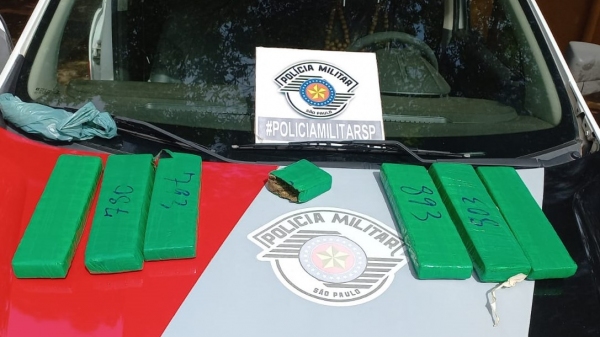 Droga apreendida pela Polícia Militar com a moradora de Adamantina (Divulgação/PM).