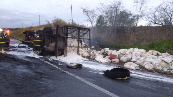 Carreta ficou destruída após tombar e pegar fogo (Divulgação/PM Rodoviária).