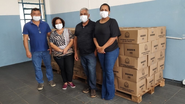 Representantes municipais com o novo lote de cestas básicas recebidas do Fundo Social de São Paulo (Divulgação).