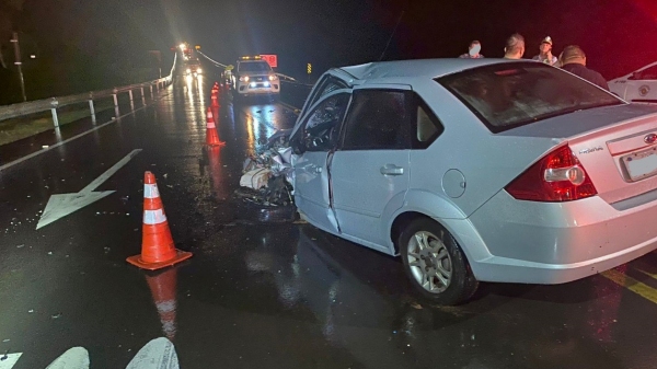 Automóvel Ford Fiesta envolvido no acidente (Divulgação/PM Rodoviária).