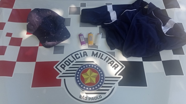 Vestimentas usadas no furto e três isqueiros levados do bar (Divulgação/PM).