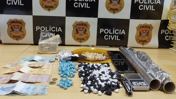 Droga e outros materiais apreendidos na operação (Divulgação/PolÃcia Civil).