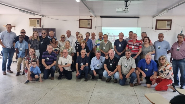 Ex-alunos, representantes atuais da Escola e convidados, na celebração dos 50 anos da primeira turma (Cedida).