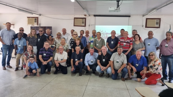 Ex-alunos, representantes atuais da Escola e convidados, na celebração dos 50 anos da primeira turma (Cedida).