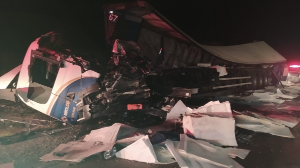 Dois veículos de carga se envolveram no acidente (Reprodução).