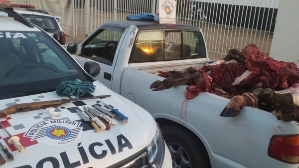 Carne, facas e outros materiais apreendidos pela PolÃcia Militar (Divulgação/PM).