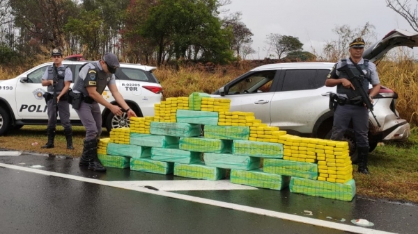 VeÃculo abandoado com o carregamento de maconha em seu interior, apreendidos pela PolÃcia Militar Rodoviária (Cedida).