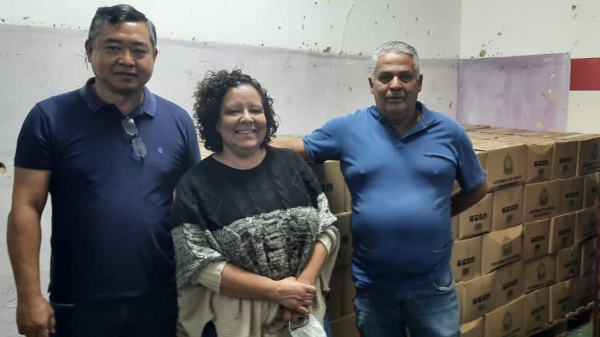 A secretária municipal de assistência social Cibele Facioli Kimura, prefeito Ricardo Watanabe e vice-prefeito Gilson Paulo, com o novo lote de cestas básicas (Da Assessoria).