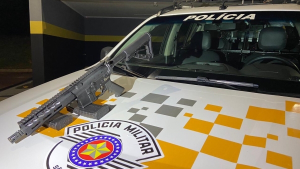 O fuzil e dois carregadores apreendidos pela Polícia Rodoviária com passageira, durante fiscalização a ônibus interestadual (Cedida).