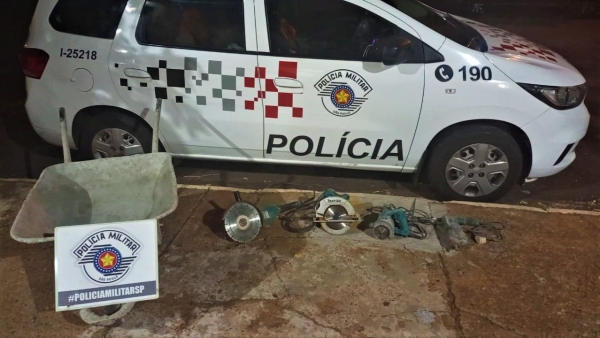 Objetos que eram levados pelo homem e recuperados pela PolÃcia Militar (Imagem: Cedida).