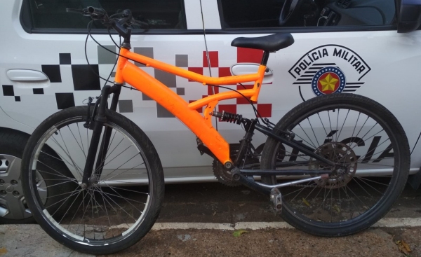 Bicicleta furtada e pouco depois recuperada, com o esclarecimento do crime e prisão do autor (Divulgação/PM).