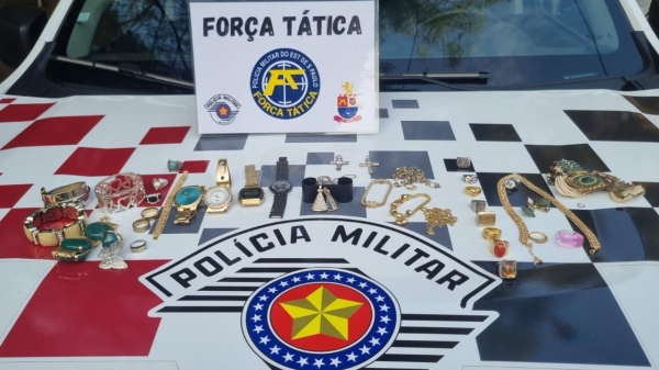 Parte dos materiais recuperados pela PolÃcia Miliar (Divulgação/PM).