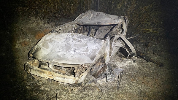 Veículo foi totalmente consumido pelas chamas. Condutor, autor do roubo do automóvel, morreu carbonizado (Cedida).