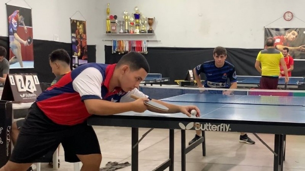 Em primeiro plano, Igor Souza em um dos lances do torneio de tênis de mesa, em Presidente Prudente (Acervo Pessoal).