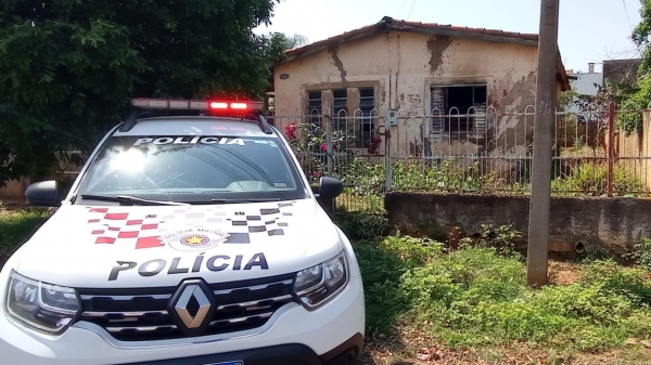 Policiais militares salvaram a vida da moradora em imóvel atingido por incêndio (Divulgação/PM).