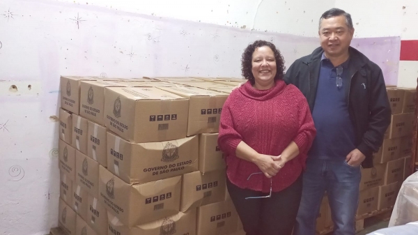 A secretária municipal de assistência social de Mariápolis, Cibele Facioli Kimura, e o prefeito Ricardo Watanabe, com o novo lote de cestas básicas (Divulgação).