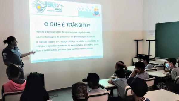 Palestra realizada para estudantes da Escola Estadual Professora Elmoza Antônio João (Divulgação/Polícia Militar).