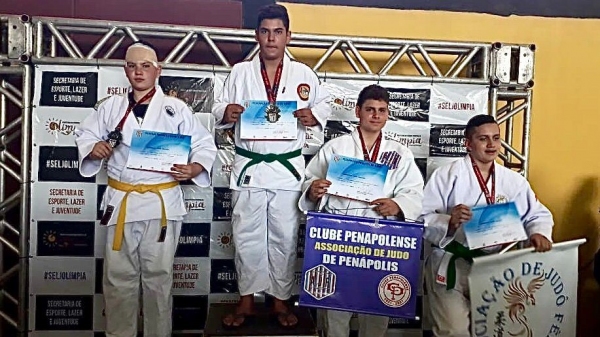 João Pedro L. Ferreira da Silva no alto do podium, em OlÃmpia, conquistou a medalha de ouro na fase inter-regional do Campeonato Paulista de Judô (Cedida).