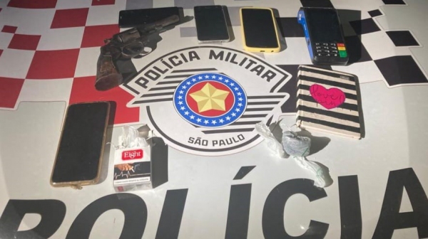 Arma, drogas, celulares, máquina de cartão de crédito e outros objetos apreendidos na ação da Polícia Militar contra o criminoso (Divulgação/PM).