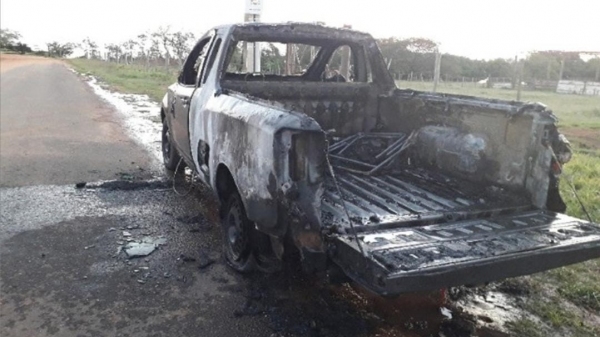 Veículo atingido por incêndio. Segundo populares, condutor levava churrasqueira acesa na carroceria (Cedida/Polícia Militar).
