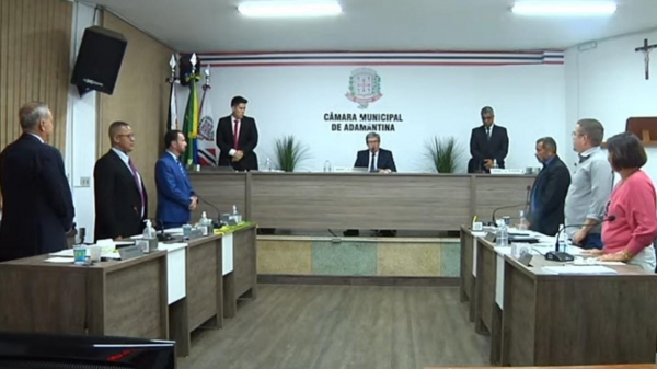 Momento da votação que derrubou o veto, por unanimidade. Presidente da Câmara só votaria em caso de empate (Reprodução).