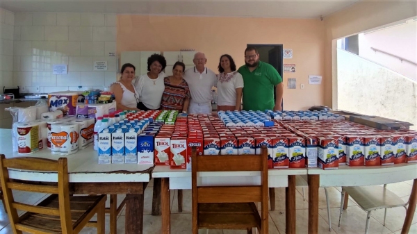 Representantes da Unimed Adamantina na entrega das doações às gestoras da Instituição Solidária Carlos Pegoraro ? Casa do Garoto (Acervo Pessoal).