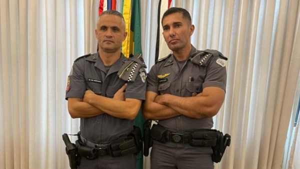 Cabo Fortunato e soldado Luzo recebem nova homenagem pela atuação profissional no exercÃcio da função (Divulgação/PM).