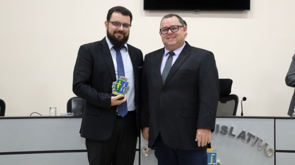 O promotor Samuel Camacho Castanheira e o autor da homenagem, vereador Márcio José Garpelli (Imagem cedida/Câmara M. de Laranjal Paulista).