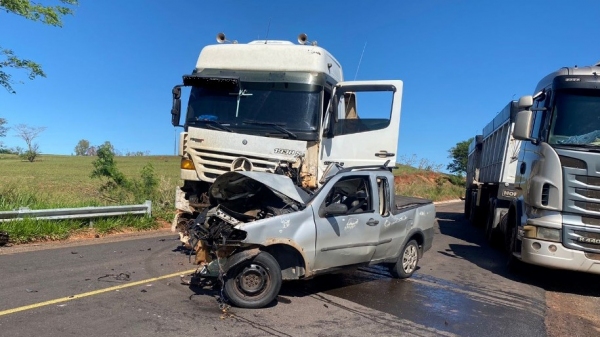 Posição final da picape e da carreta, após o acidente (Imagem cedida).