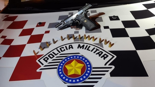 Foi apreendida uma pistola Taurus 9 mm com carregador e 14 munições intactas (Divulgação).