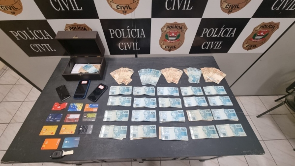 Foram apreendidos R$ 33.258,00 em dinheiro, 38 aparelhos celulares, 6 notebooks e 1 CPU, além de 113 cartões e 12 máquinas de cartões de crédito (Divulgação/PC).