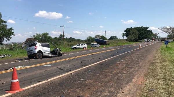 Posição final do carro e do caminhão. Pista, no local do acidente, tem sinalização com faixas contínuas, de ultrapassagem proibida (Cedida).