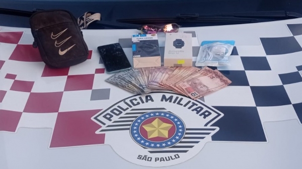 Os objetos subtraídos foram restituídos ao proprietário da loja: um aparelho celular Xiaomi, um relógio de pulso, um fone de ouvido, um carregador de celular e R$ 260 em notas diversas (Cedida).