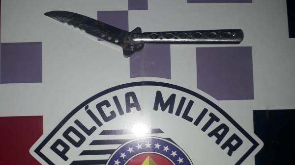 Canivete apreendido, que teria sido usado na tentativa de homicídio (Divulgação/PM).