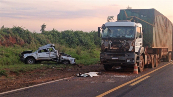 Posição final da caminhonete e do caminhão após a colisão (Cedida/PM Rodoviária).