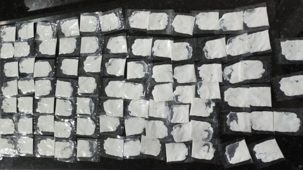 Os 85 saches de cocaína apreendidos (Divulgação/PM).