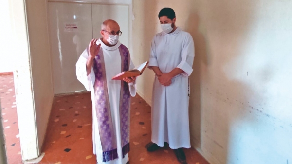 Padre Afonso Maniscalco e Frei Messias Tamborelli na bênção ao local de obras (Diário do Oeste).