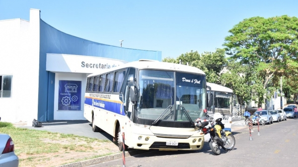 Cerca de 150 trabalhadores de 14 empresas da cidade terão transporte diário e gratuito, ida e volta (Assessoria de Imprensa/Prefeitura de OC).