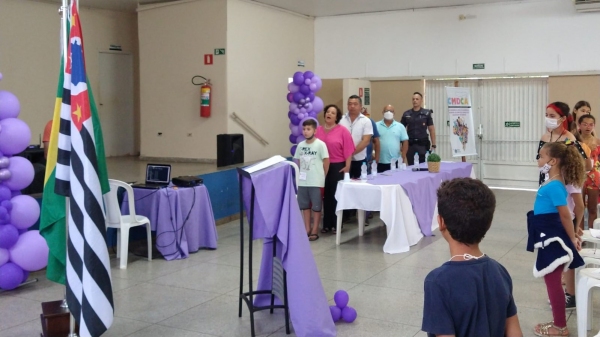 Representante das crianças e adolescentes e autoridades municipais na abertura da Conferência (Da Assessoria).