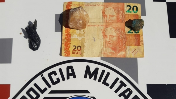 Droga e dinheiro apreendidos (Divulgação/PM).