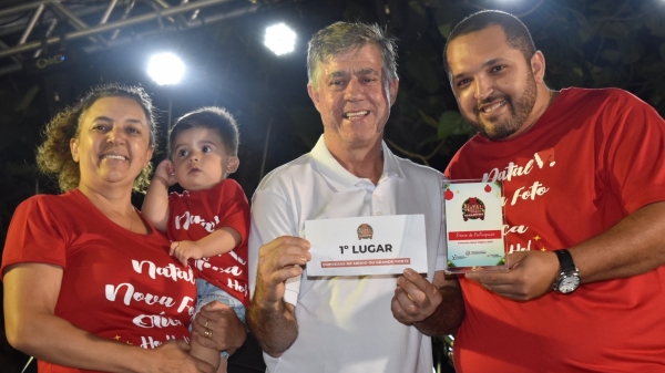Jonatan Bicalho, representante da Nova Foto e Ótica, recebe a premiação na Praça Élio Micheloni (Divulgação/Prefeitura de Adamantina).