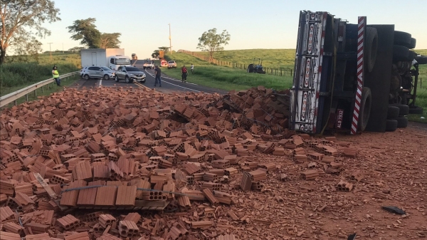 Caminhão tomba e carga de blocos se espalha pela pista (Foto cedida: Diego Fernandes / Folha Regional).