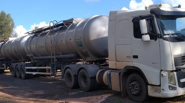 Caminhão, sem a carga de óleo de soja que era transportada e foi furtada, gerando a falsa comunicação de crime (Divulgação/PM Rodoviária).