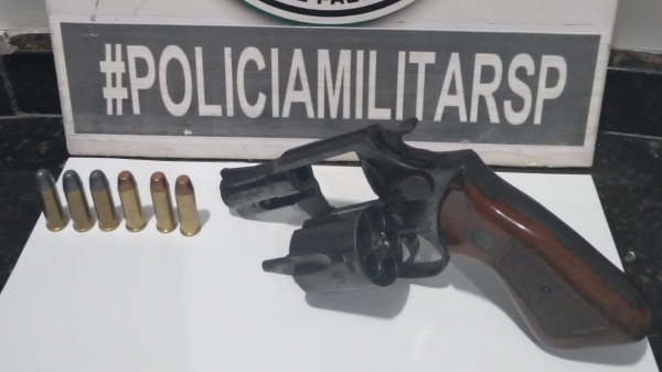 Arma e munições encontradas pela PM na ocorrência de desinteligência entre casal, em Lucélia (Divulgação/PM).