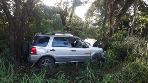 Policiais encontraram o veículo acidentado após o choque contra uma árvore (Cedida/PM Rodoviária).