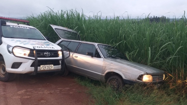 Veículo foi abandonado por dois ocupantes após desobedeceram sinal de parada e sinais sonoros e  luminosos da viatura (Divulgação/PM Ambiental).